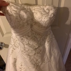 Off-white sweetheart wedding dress.